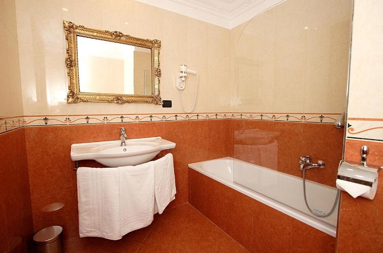 Caroline Suite