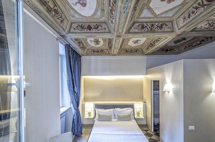 Little Queen Suite
