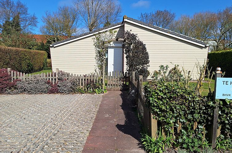 Vakantiebungalow Beachpark 67 in Noordwelle met prachtige tuin en entree.