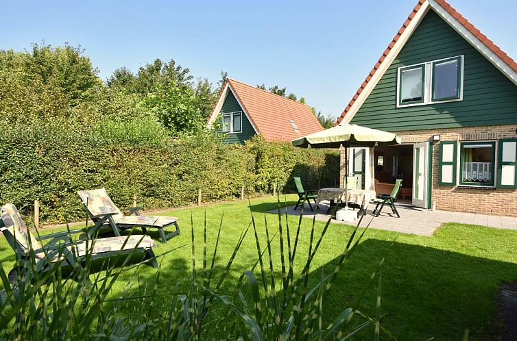 Enjoy the green garden at vacation home Graspieper in Zonnemaire, Schouwen-Duiveland, Zeeland.