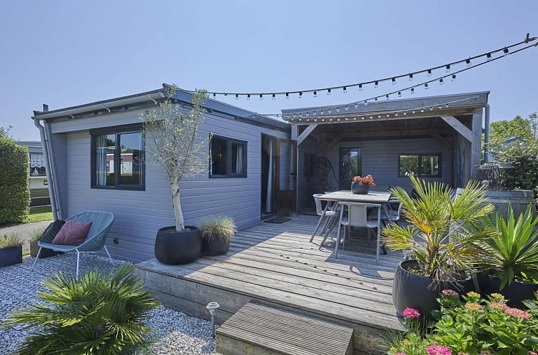 Enjoy the sunny veranda of chalet Zomerzoet in Brouwershaven, Schouwen-Duiveland, Zeeland.