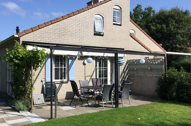 Familienhaus Christoffel Park Port Greve Brouwershaven mit sonniger Terrasse und gruenem Garten in Zeeland.