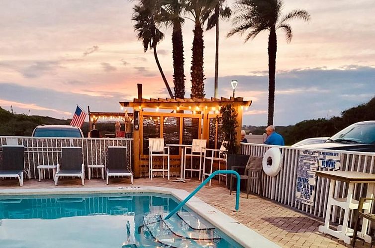 Ocean Sands Beach Inn On-Site Private Beach - Bedside Candy 