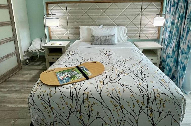 Ocean Sands Beach Inn On-Site Private Beach - Bedside Candy 