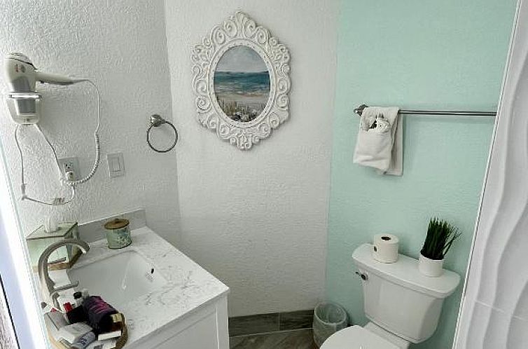 Ocean Sands Beach Inn On-Site Private Beach - Bedside Candy 