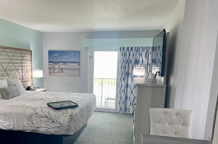 Ocean Sands Beach Inn On-Site Private Beach - Bedside Candy 