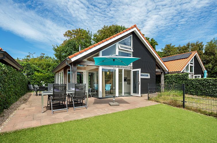 Ferienhaus Westerduyn 2, Piet Hein, Westenschouwen, modernes Aeusseres mit Terrasse und vielen Fenstern.