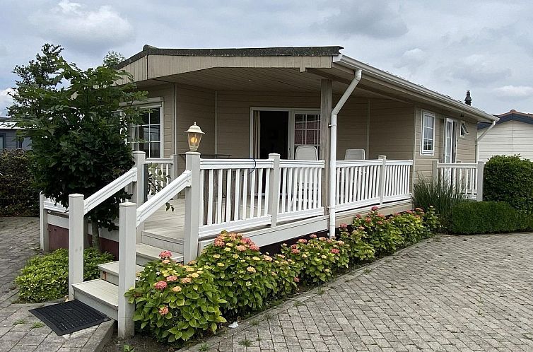 VZ302 Chalet Sint-Annaland in Zeeland met charmante veranda en bloementuin.