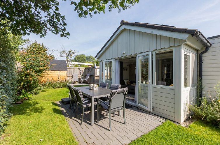 Veranda of Walking distance beach and forest - Oostkapelle, vacation home in Oostkapelle, Walcheren, with green garden and terrace.