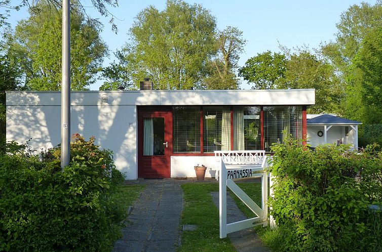 VZ1184 Ferienbungalow in Oostkapelle, Walcheren, bietet einen gemuetlichen Eingang mitten im Gruenen.
