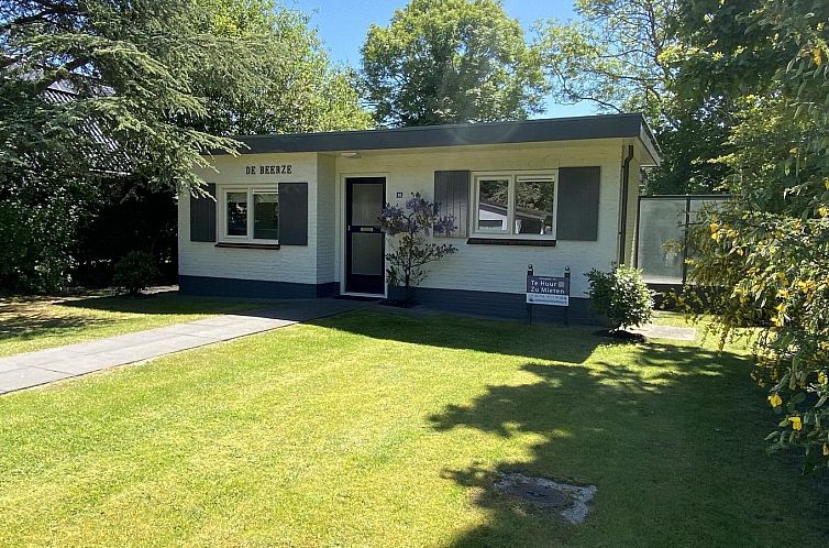 VZ073 Vakantiebungalow Oostkapelle in Walcheren, Zeeland met groene tuin en schaduwrijke bomen.