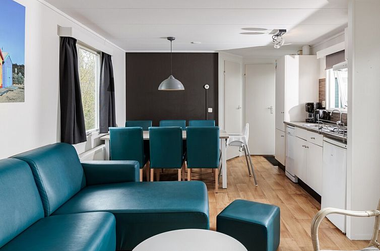 Gemuetliches Wohnzimmer im SCRK-Chalet in Domburg, Walcheren mit moderner Einrichtung und grosszuegiger Sitzecke.