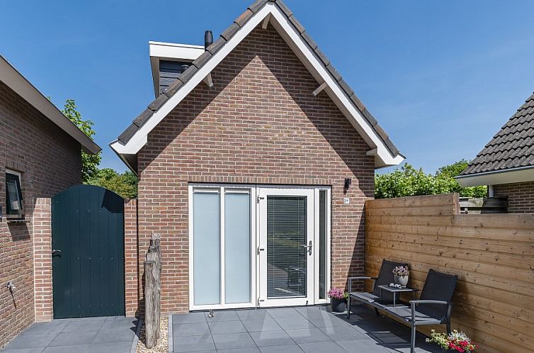 Vooraanzicht van Vakantiehuis '2bijZee' in Aagtekerke, Walcheren met zonnig terras en moderne buitenruimte.