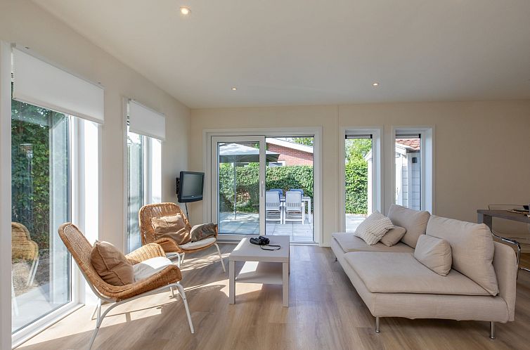 Bright living room in Holiday home Beach House de Zandput, Zoutelande, Walcheren, overlooking the garden.