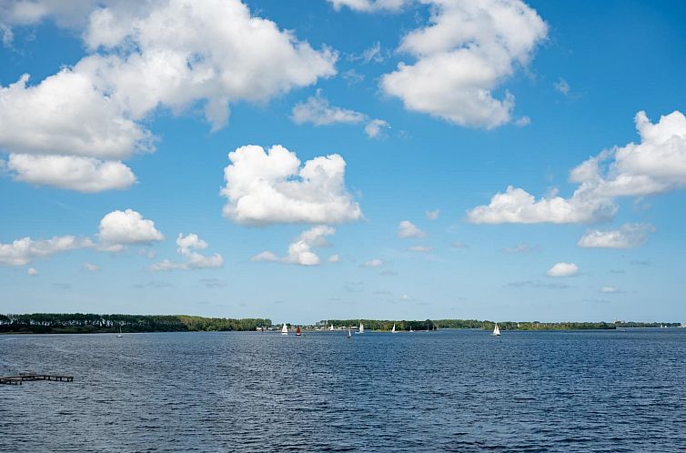 Uitzicht op het Veerse Meer vanuit Lamsoor 77 | Veerse Wende, een vakantiehuis in Arnemuiden, Walcheren, Zeeland.