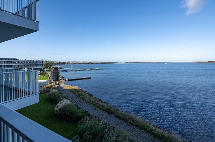 Uitzicht op het Veerse Meer vanaf Lamsoor 81 | Veerse Wende vakantiehuis in Arnemuiden, Walcheren, Zeeland.