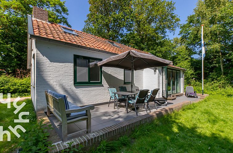 Veranda van vakantiehuis ZE1324 in Vrouwenpolder, Walcheren, Zeeland met tuinmeubilair en parasol.