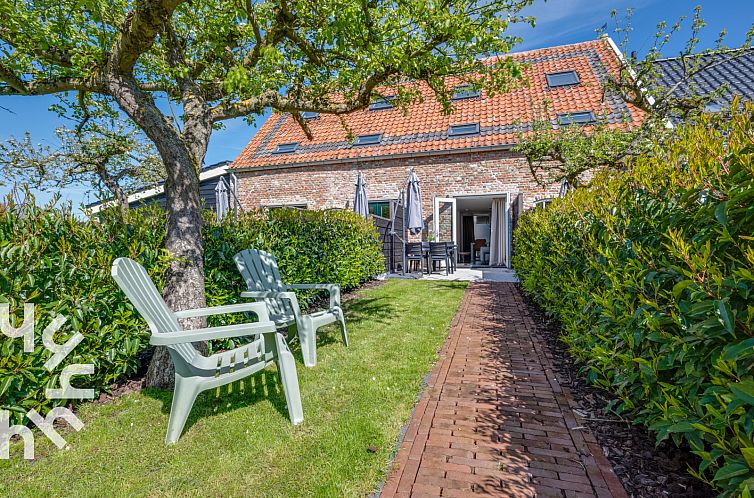 Enjoy the green garden at vacation home ZE045 in Veere, Walcheren, Zeeland.