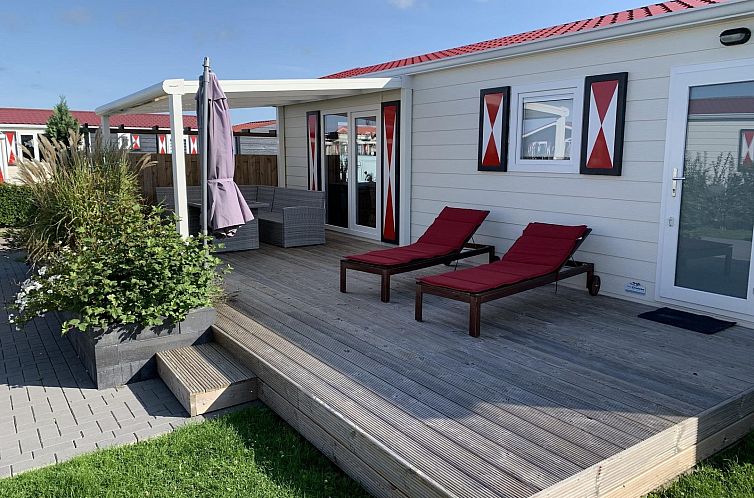 Geniessen Sie die sonnige Veranda des Chalets VZ829 in Veere, Serooskerke, Walcheren, Zeeland.