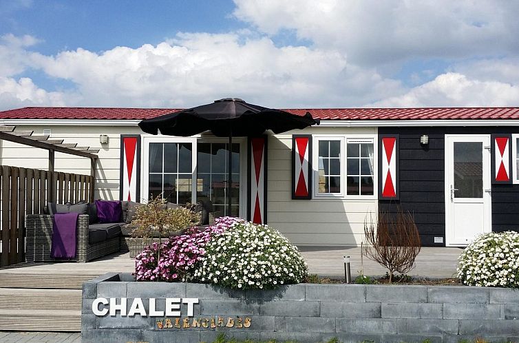 VZ814 Chalet in Veere, Serooskerke, Walcheren, charming vacation home with colorful exterior and flowering garden.
