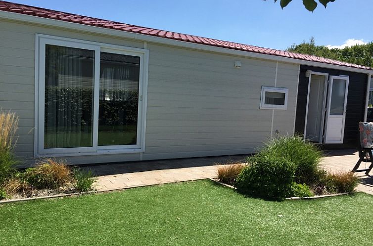 Buitenkant van Meerchalet vakantiehuis met terras in Groot Valkenisse, Walcheren, Zeeland.