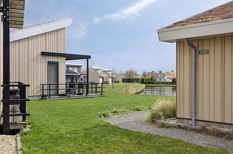 Detached house in Breskens overlooking a pond, located in green Zeeuws-Vlaanderen, ideal for a relaxing vacation.