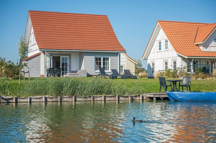 Watervilla 6B in Cadzand-bad, Zeeland offers stunning water views, ideal for a relaxing vacation in Zeeuws-Vlaanderen.