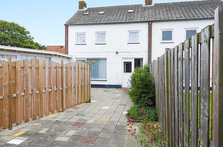 Front view of VZ628 Holiday home Cadzand, located in picturesque Cadzand, Zeeuws-Vlaanderen, ideal for a relaxing vacation.