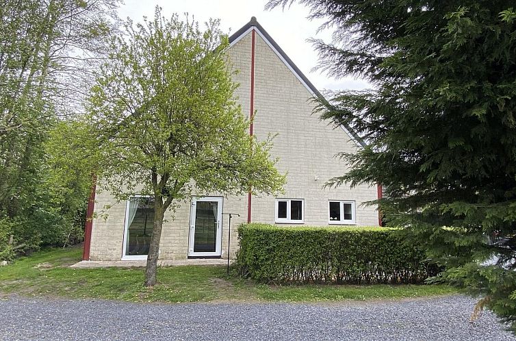 VZ997 Appartement in Aardenburg, Zeeuws-Vlaanderen, biedt een serene buitenkant omgeven door groen.