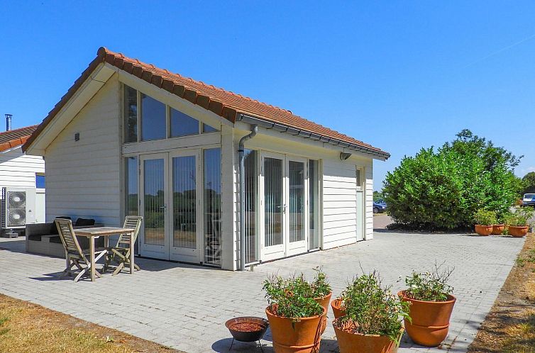 Zonnig terras bij VZ206 Vakantiehuisje Sluis in Zeeuws-Vlaanderen, ideaal voor ontspanning.