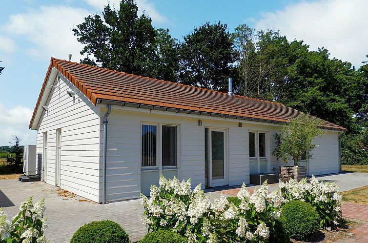 VZ205 Vakantiehuis Sluis in Zeeuws-Vlaanderen, Zeeland met charmante buitenkant en groene omgeving.