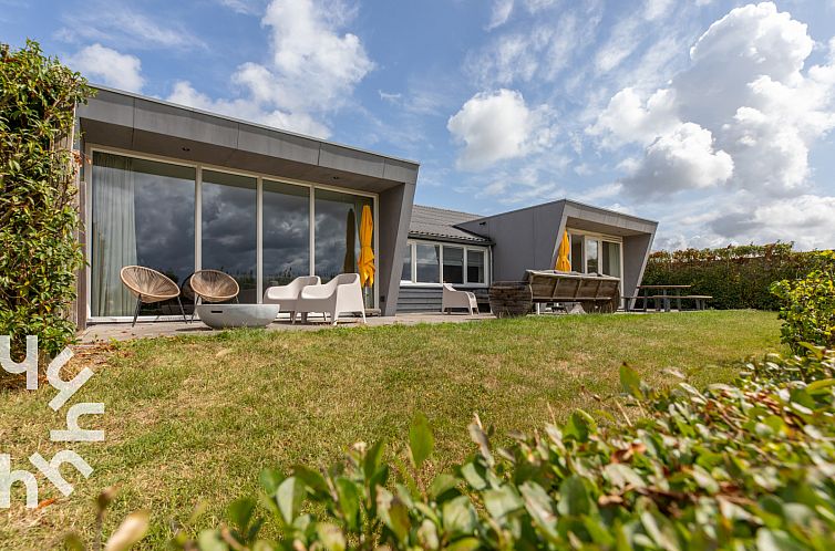 ZE674 vacation home in Zuidzande with spacious veranda and garden in Zeeuws-Vlaanderen, Zeeland.