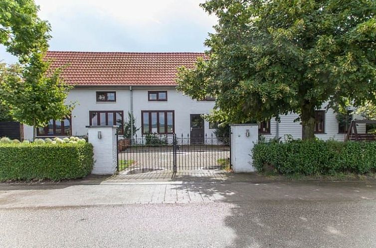 Vacation home in IJzendijke with fenced front yard in Zeeuws-Vlaanderen, Zeeland.