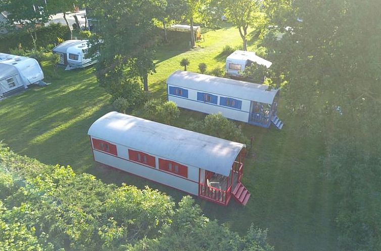 Luftaufnahme von Huisje in Zaamslag, Ferienhaeuser in der gruenen Landschaft von Zaamslag, Zeeuws-Vlaanderen, Zeeland.