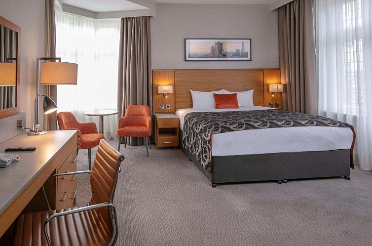 Clayton Crown Hotel London