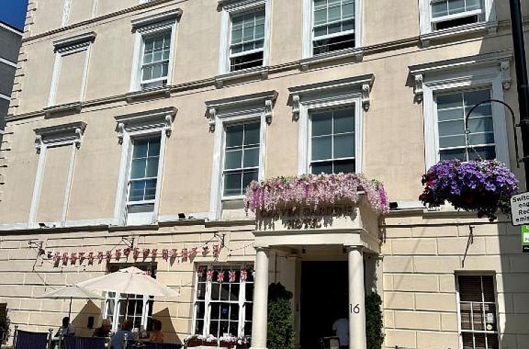 Smart Hyde Park View Hostel