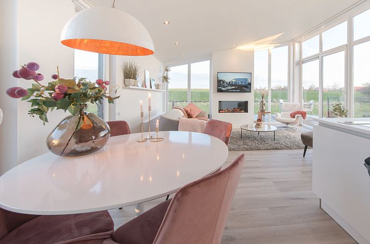 Stijlvolle woonkamer in Vakantiehuis Ruisweg 73, Wemeldinge, Zuid-Beveland met modern interieur en veel natuurlijk licht.