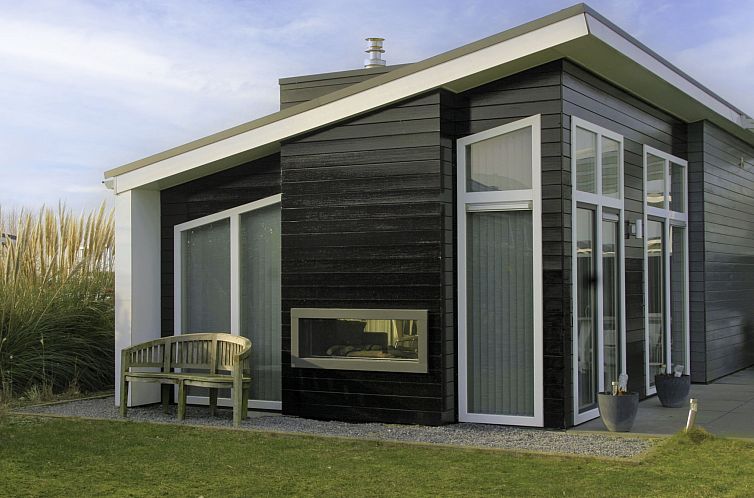 Moderne buitenkant van Vakantiehuis Ruisweg 32 in Wemeldinge, vakantiehuis in Zeeland met grote ramen.