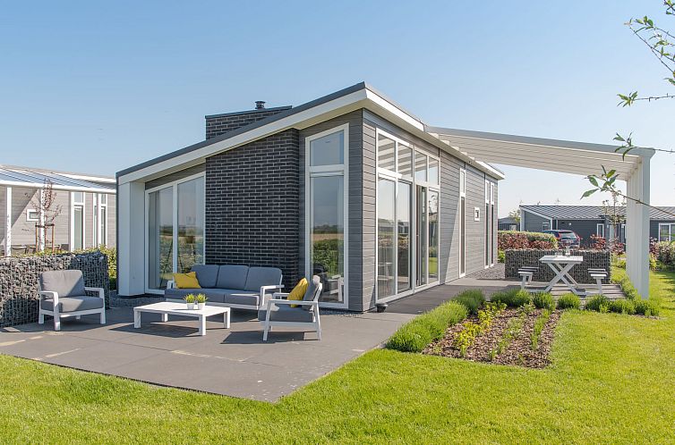 Vakantiehuis Ruisweg 39 in Wemeldinge met moderne veranda en groene tuin in Zuid-Beveland, Zeeland.