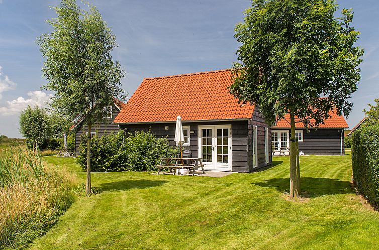 Vacation home Zeeland Cottage Wemeldinge with green garden in South Beveland, Zeeland.
