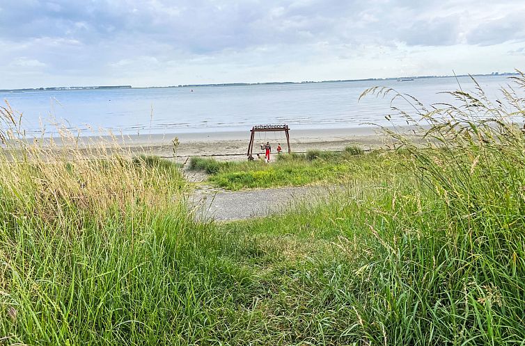 Vakantiehuis Kleine woning met tuin direct achter de dijk