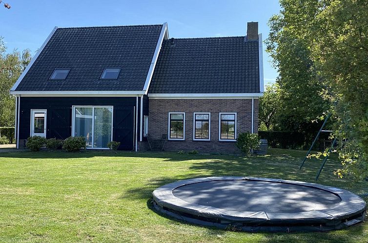 VZ250 Group accommodation Goes with spacious garden in South Beveland, ideal for families.