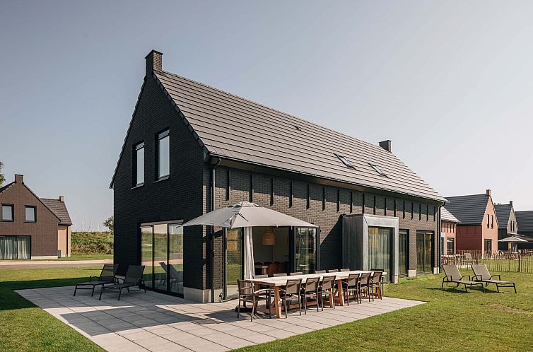 Detached house in Wolphaartsdijk offers a spacious garden with terrace in sunny South Beveland, ideal for a relaxing vacation in Zeeland.