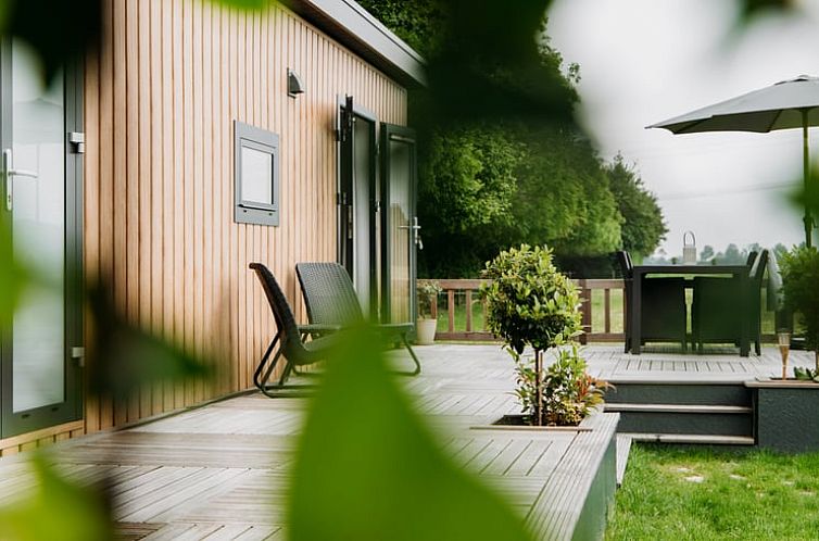 Cottage in Kwadendamme, South Beveland chalet with wooden terrace and wide views over green fields.