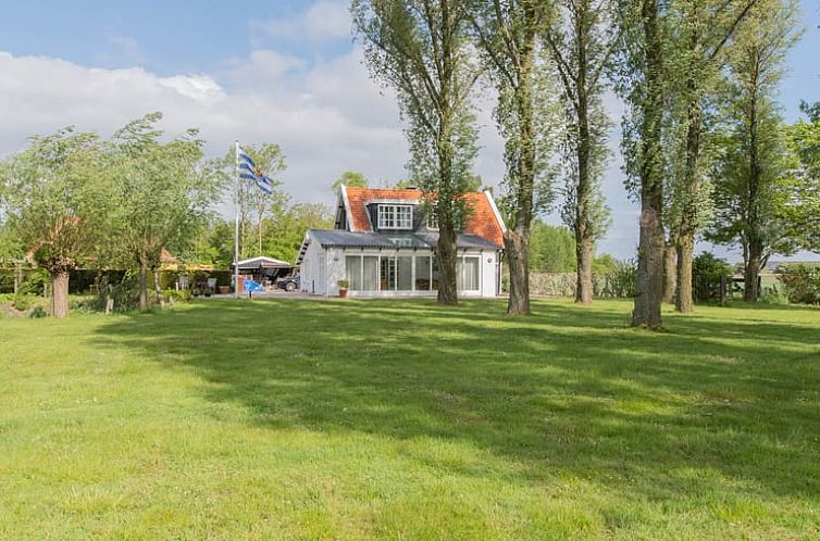 Vakantiehuisje in Hansweert omringd door groene natuur in Zuid-Beveland, Zeeland.