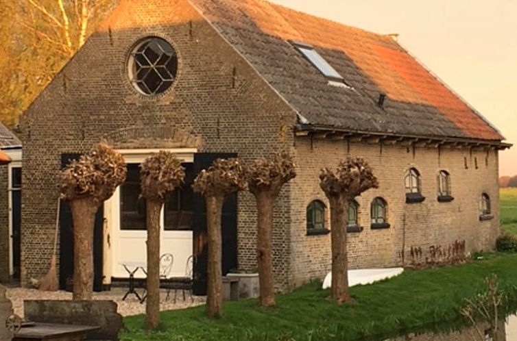 Charmant vakantiehuis Huisje in Stolwijk in Alblasserwaard met historische gevel en landelijke omgeving.