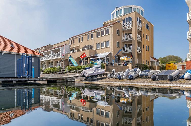 Das Ferienhaus Brouwersdam in Ouddorp, Goeree-Overflakkee, Suedholland, mit Blick auf den Hafen und die sonnige Umgebung.
