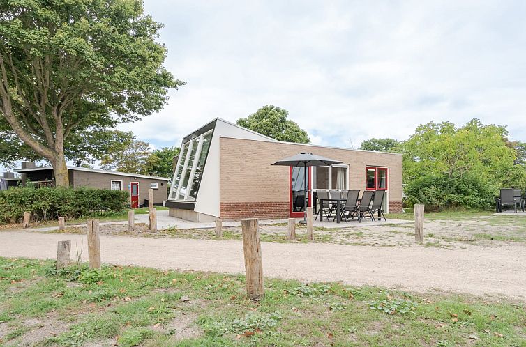 Custom bungalow Flakkee in Ouddorp, Goeree-Overflakkee with spacious terrace and green surroundings.