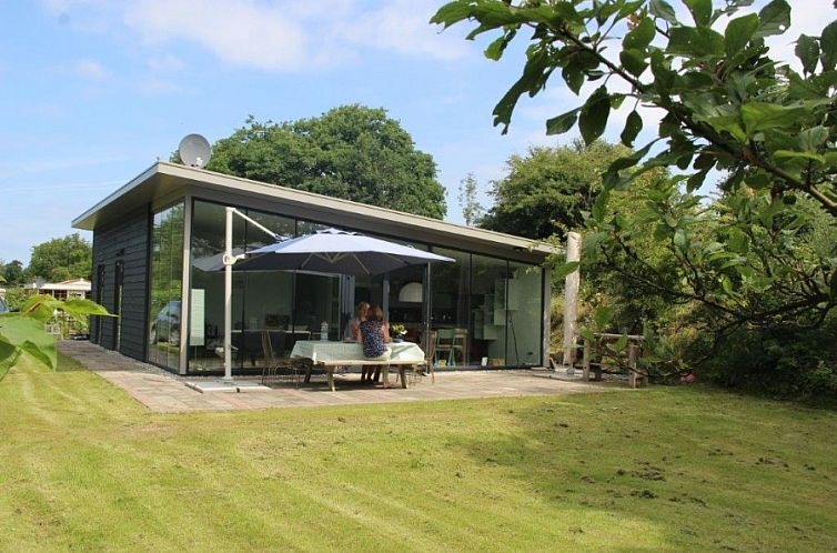 Zeeegel vakantiehuis in Ouddorp met moderne veranda en groene tuin, ideaal voor ontspanning in Goeree-Overflakkee, Zuid-Holland.