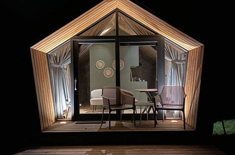 Gemuetliche Abendbeleuchtung im Ferienhaus in Sommelsdijk, einem modernen Ferienhaus in Suedholland.